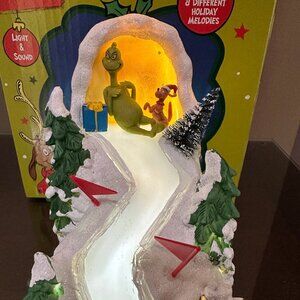 Dr. Seuss Christmas Village The Grinch Lair w/Max Light Sound 8Holiday Melodies